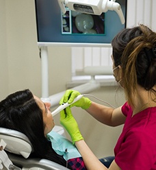 Dentist capturing digital impressions in Jacksonville