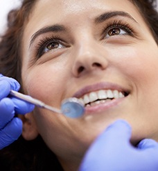 a patient undergoing the cost of veneers in Jacksonville 